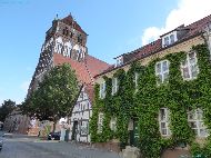Greifswald - Ev. Kirchengemeinde St. Marien et juste avant le Baudenkmal Wohnhaus Brüggstraße 35