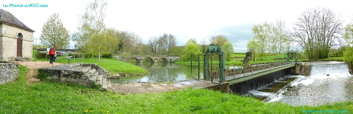 Canal du Nivernais - Barrage à Aiguilles de Fleury sur l'Aron