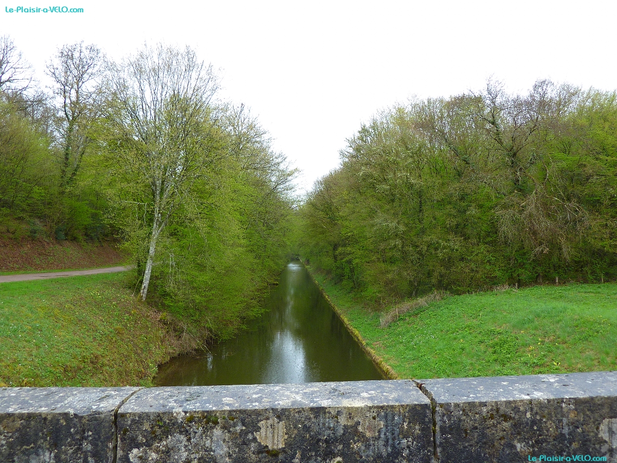 Canal du Nivernais près de La Collancelle en amont de l'Échelle des 16 écluses