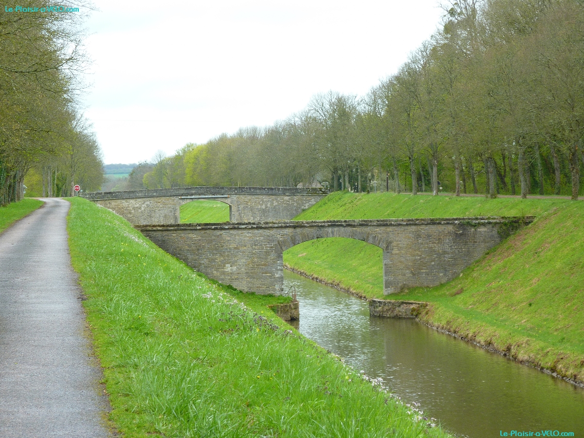 Canal du Nivernais en Tranchée près de Pazy