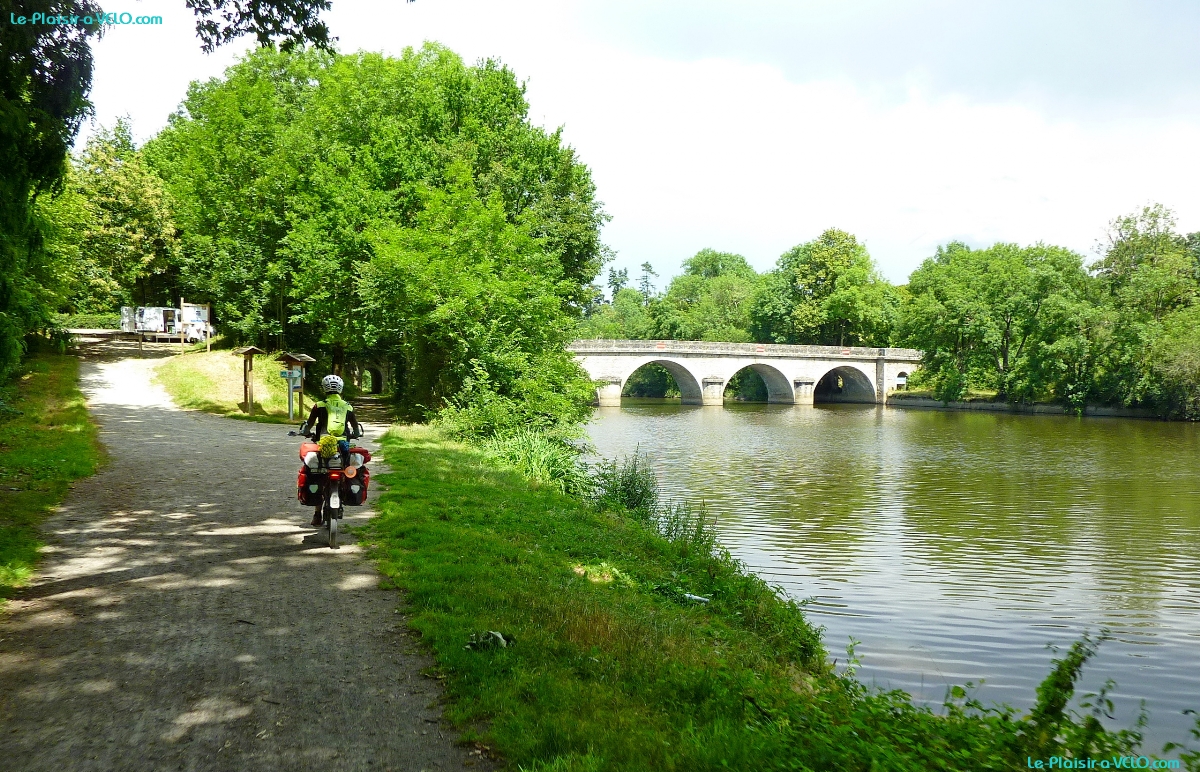 La Mayenne - près Houssay - Pont Villiers-Charlemagne