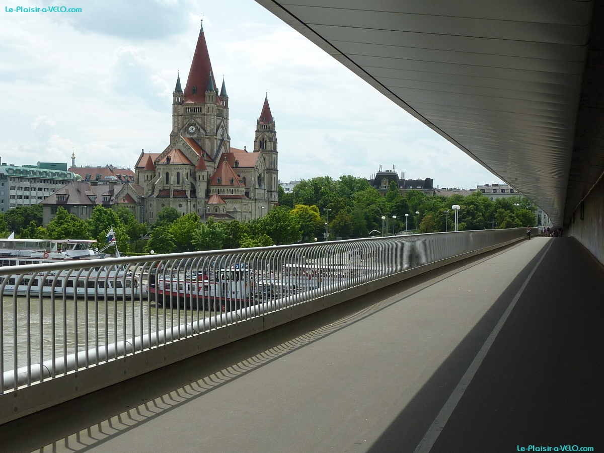 Wien - Reichsbrücke — ⑴ Kath. Kirche Franz von Assisi