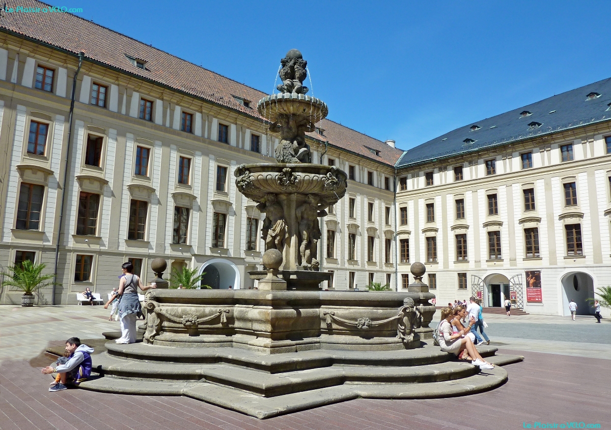 Praha - Kohlova kašna (Ancien Palais royal - Fontaine Kohl)