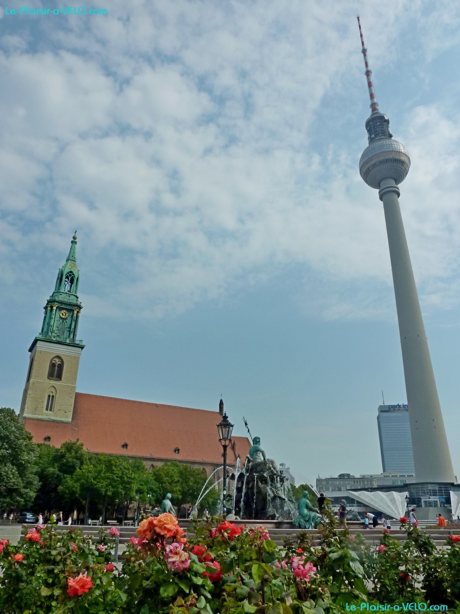 St. Marienkirche et Berliner Fernsehturm — ⑴ St. Marienkirche — ⑵ Berliner Fernsehturm