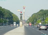 Berlin - Vue de Unter den Linden (depuis Brandenburger Tor) — ⑴ Der Rufer — ⑵ Siegessäule