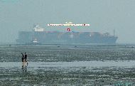 Cuxhaven - Döse - Les Haut-fonds et le chenal — ⑴ Cargo allant au port de Hambours par l'estuaire de l'Elbe