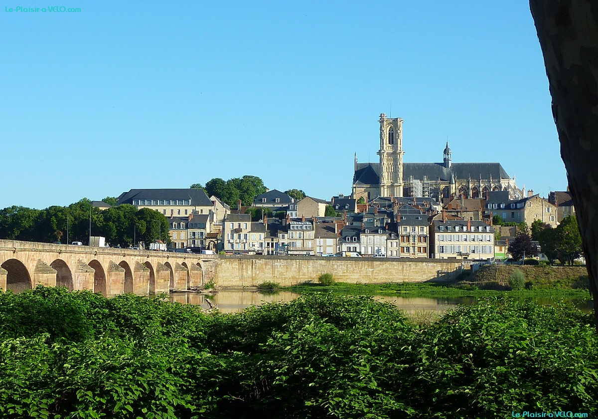 Le Pont de la Loire et la Cathédrale Saint-Cyr et Sainte-Julitte de Nevers