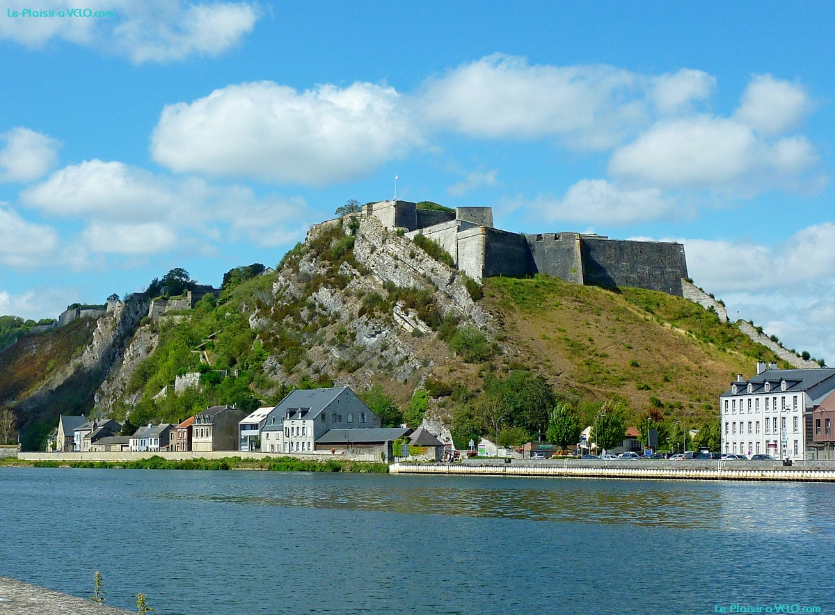 Fort de Charlemont (Citadelle de Givet) vu depuis la Voie Verte "Trans-Ardennes" — ⑴ Fort de Charlemont (Citadelle de Givet)