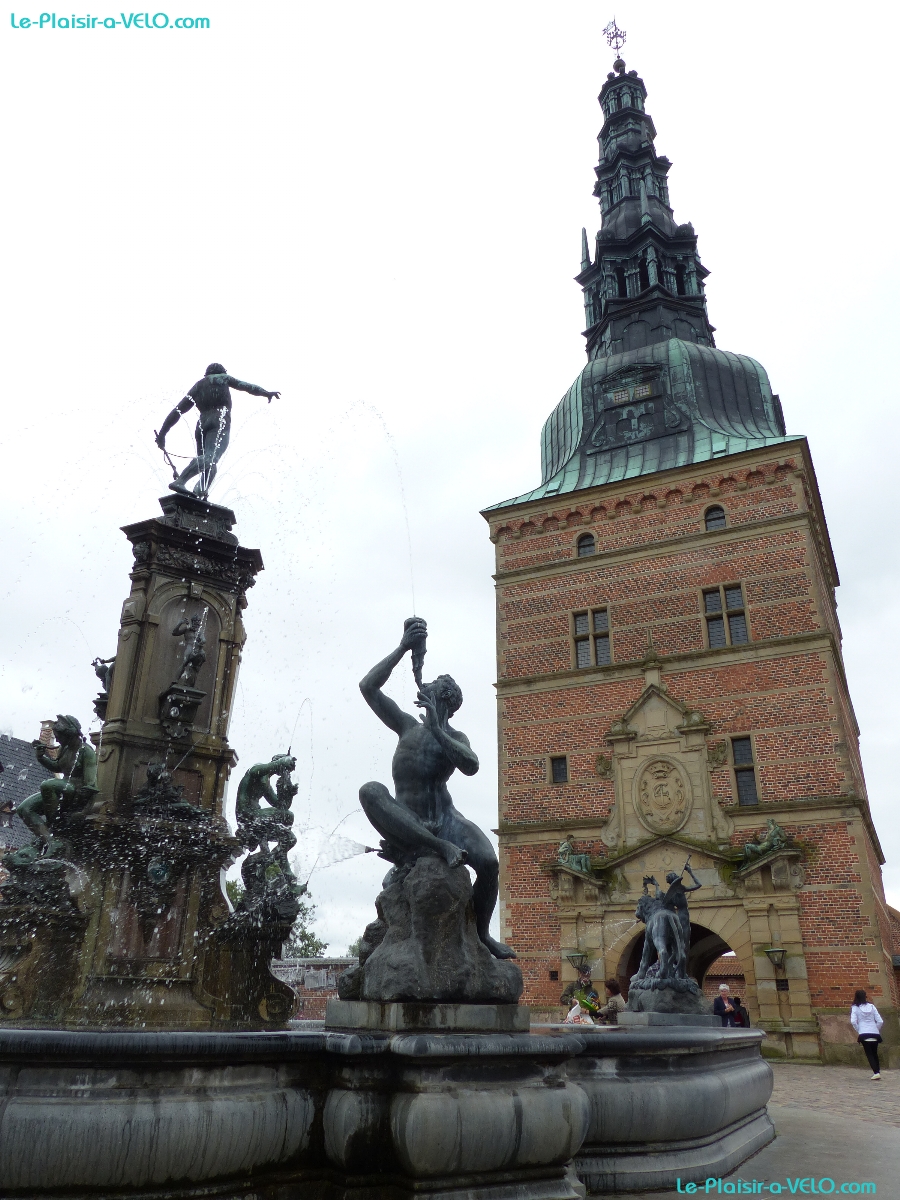 Hillerød - Frederiksborg Slot — ⑴ Neptunspringvandet — ⑵ Fangetårnet