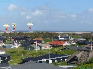 Søndervig - Ils sont fiers de leur pays : Chaque maison occupée arbore le drapeau Danois — ⑴ Ringkøbing — ⑵ Vestas — ⑶ Éoliennes