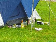 Aalborg - Camping - The neighboring tent. - Bilan de la soirée au camping de 2 filles (Review of the evening at the campsite of 2 girls)
