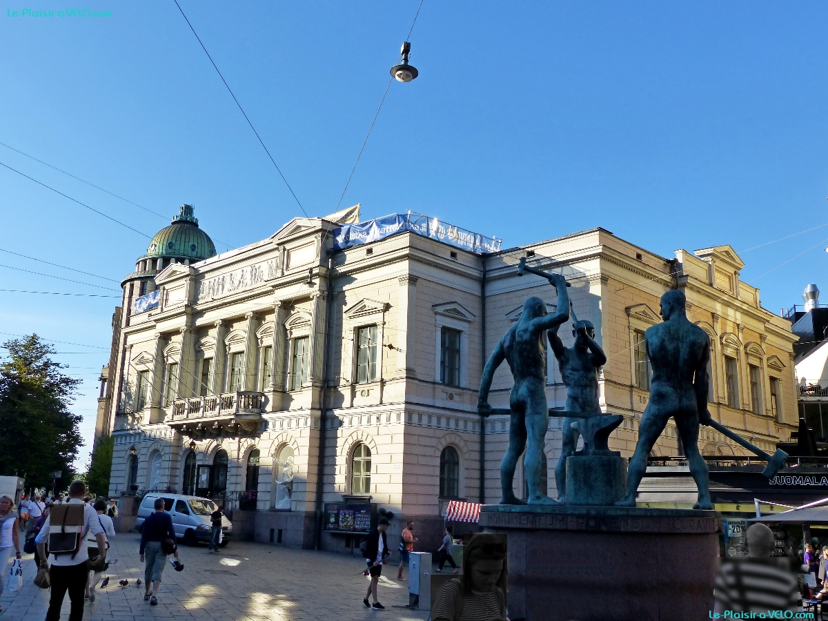 Helsinki - Kolmensepänaukio — ⑴ Vanha ylioppilastalo (Ancienne maison des étudiants) — ⑵ Kolme seppää