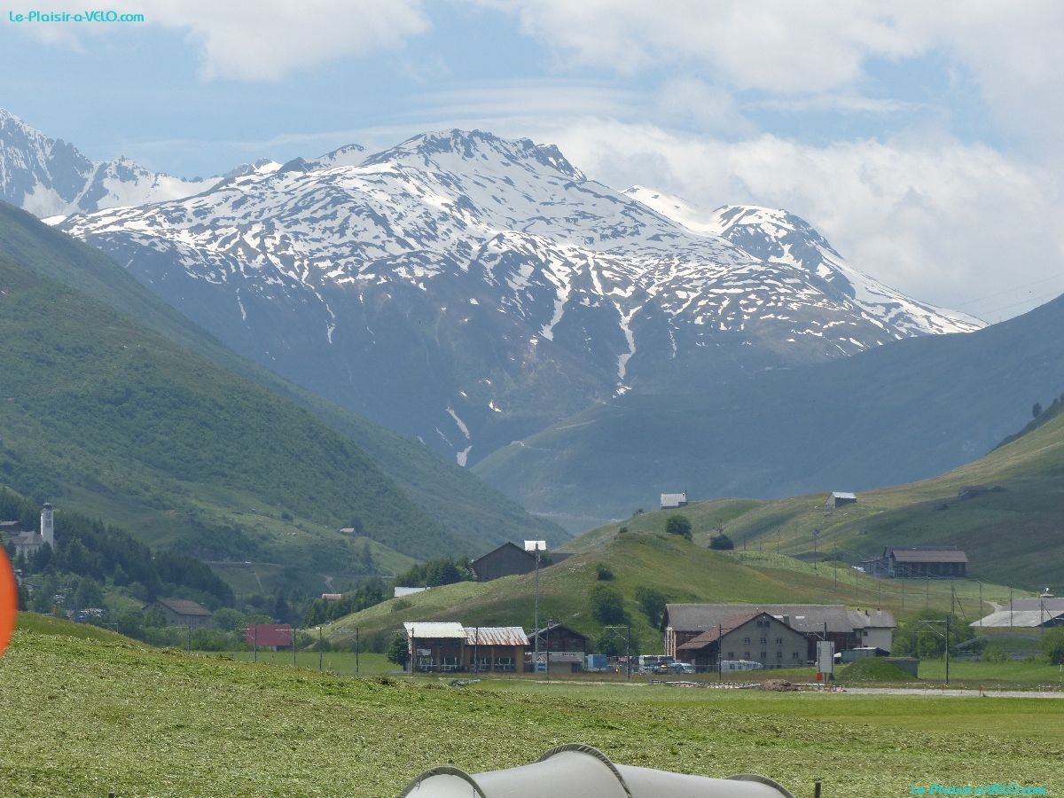 Andermatt (altitude 1450m) — ⑴ Muttenhörner — ⑵ Schattmigen Firsten