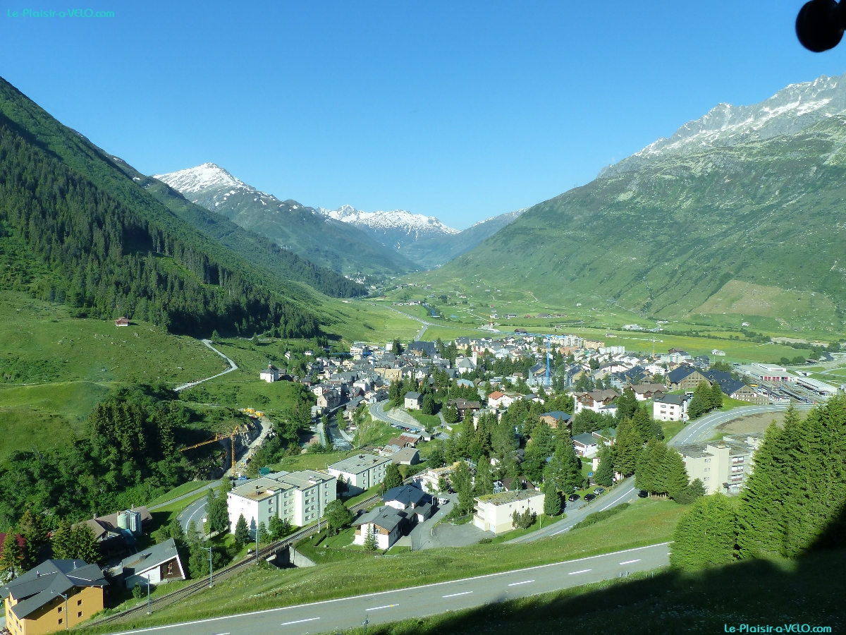 Andermatt  - Montée en train à Oberalppass (altitude 2050m) — ⑴ Muttenhörner — ⑵ Schattmigen Firsten