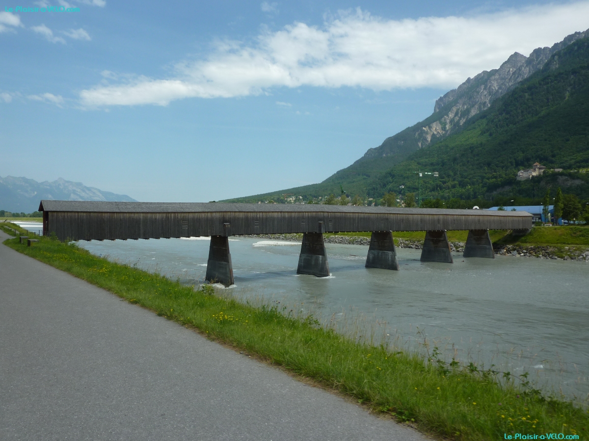 Alte Rheinbrücke - relie Sevelen à Vaduz (Liechtenstein)