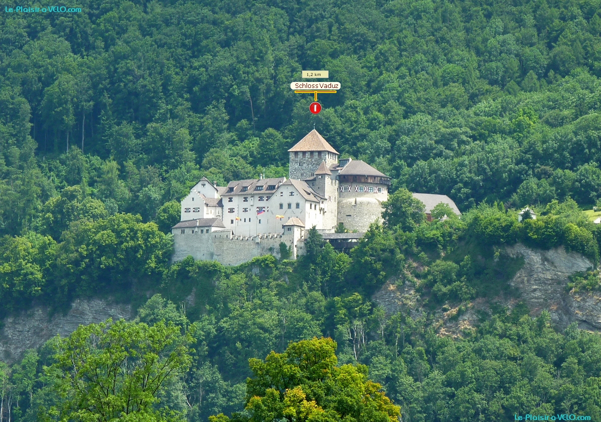Le Rhin - près Sevelen  - Schloss Vaduz en face (au Liechtenstein) — ⑴ Schloss Vaduz