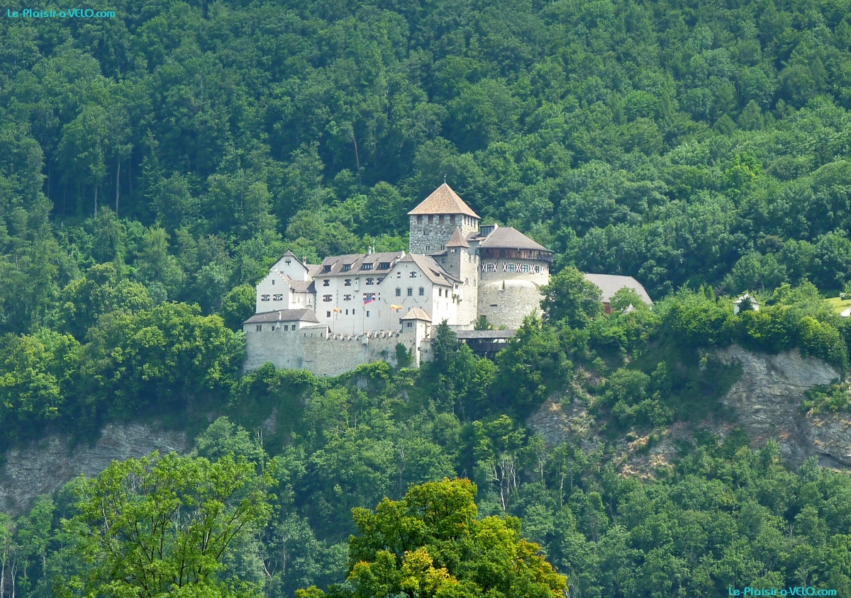 Le Rhin - près Sevelen  - Schloss Vaduz en face (au Liechtenstein) — ⑴ Schloss Vaduz