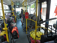 Nos vélos et la remorque dans un bus de remplacement… en Suisse