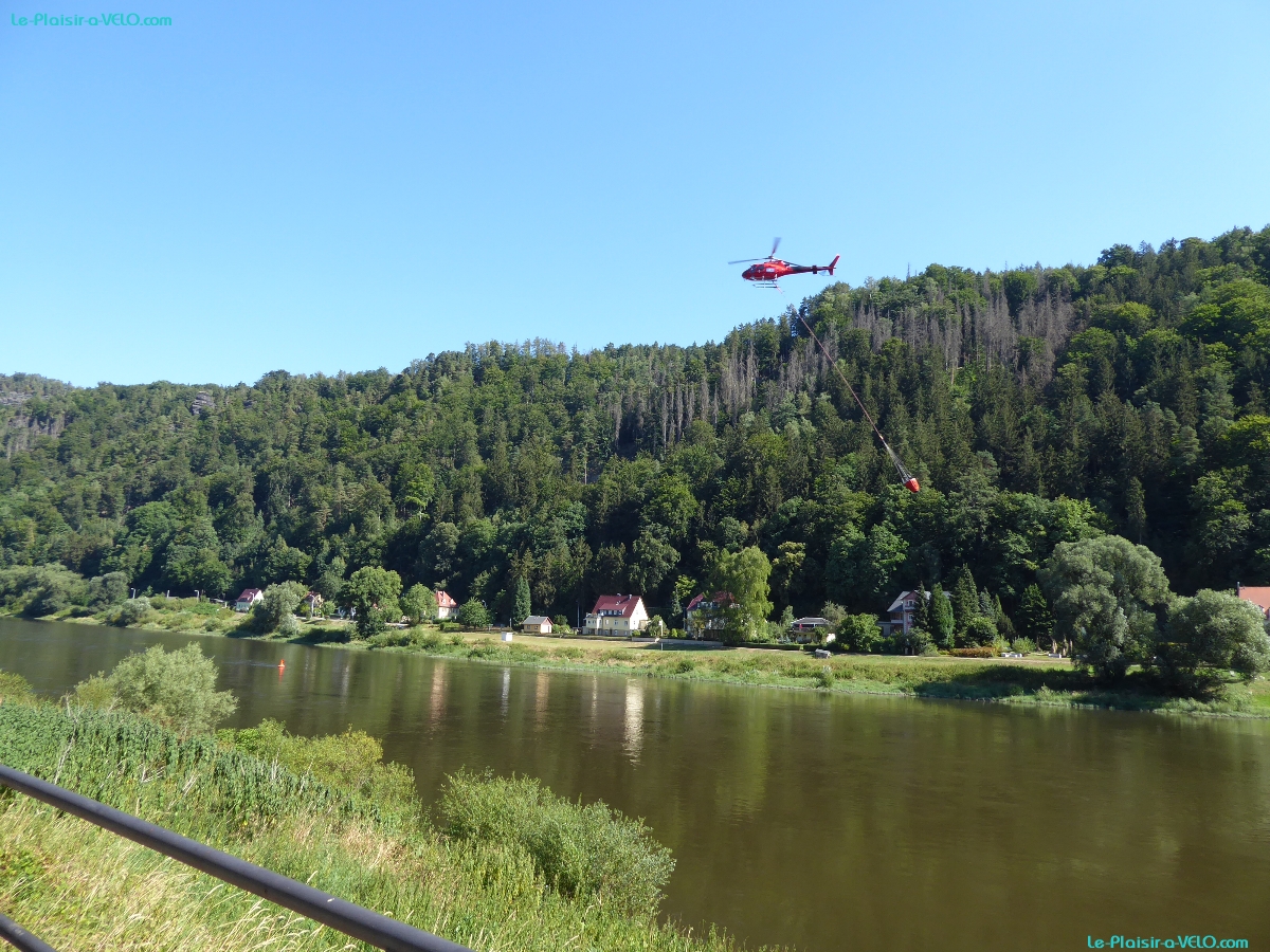 avant Bad Schandau - Les pompiers se ravitaillent pour lutter contre l'incendie dans le Národní park České Švýcarsko
