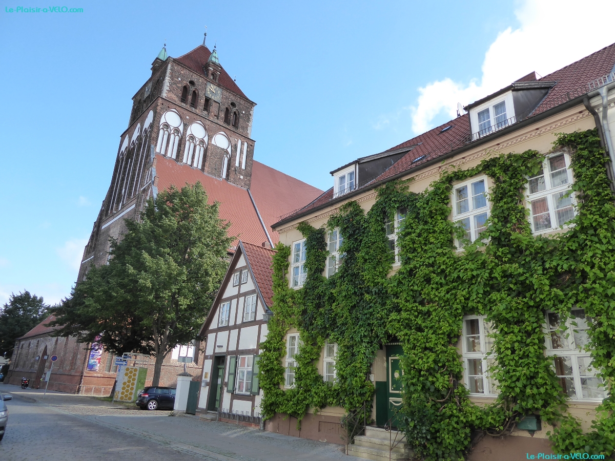 Greifswald - Ev. Kirchengemeinde St. Marien et juste avant le Baudenkmal Wohnhaus Brüggstraße 35