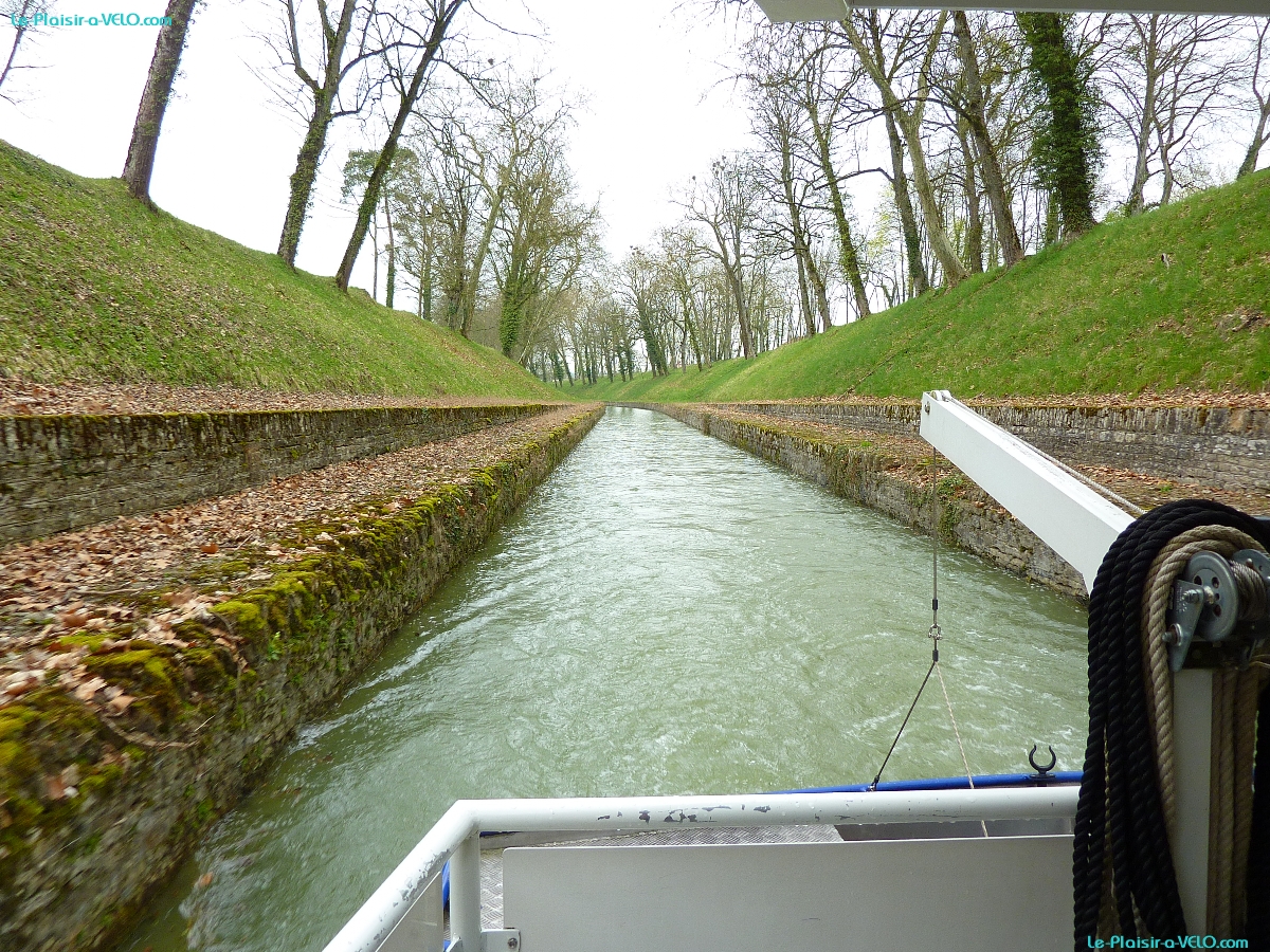 Pouilly-en-Auxois - CroisiÃ¨re sur le canal de Bourgogne