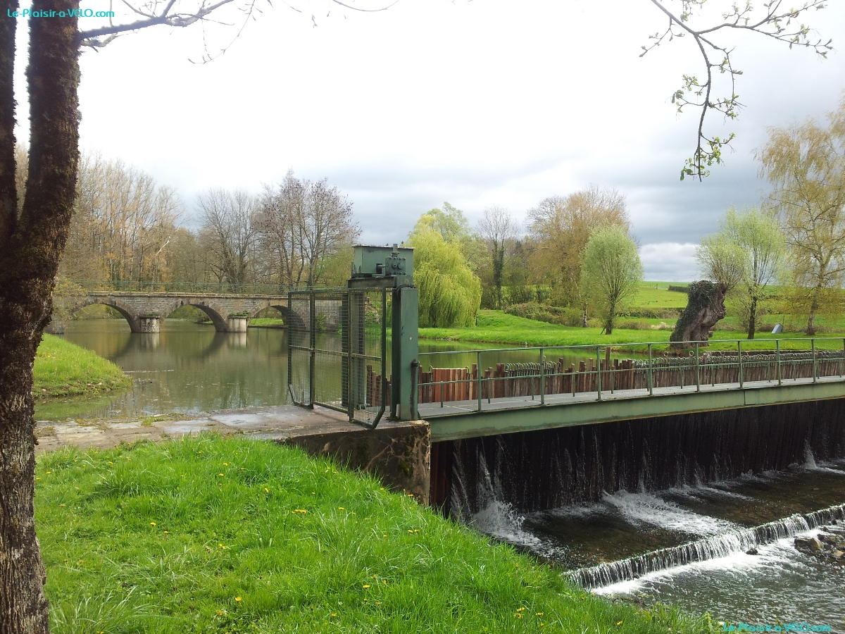 Canal du Nivernais - Barrage Ã  Aiguilles de Fleury sur l'Aron