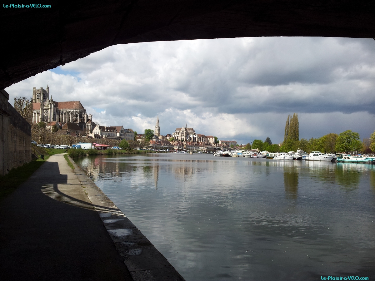 Vue d'Auxerre depuis les quais de l'Yonne, sous le Pont Paul Bert