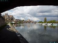 Vue d'Auxerre depuis les quais de l'Yonne, sous le Pont Paul Bert