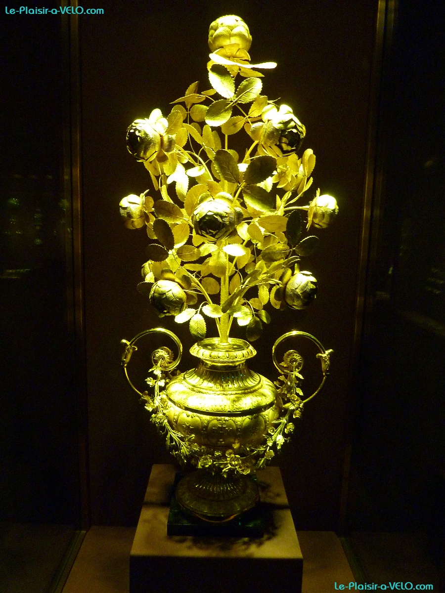 Wien - Kaiserliche Schatzkammer - Vase et bouquet de roses en or massif