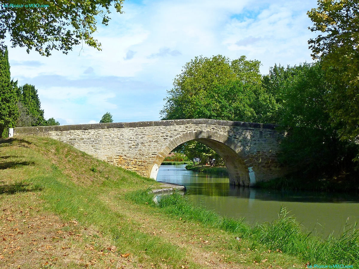 Canal du Midi - Pont de VillesÃ¨quelande