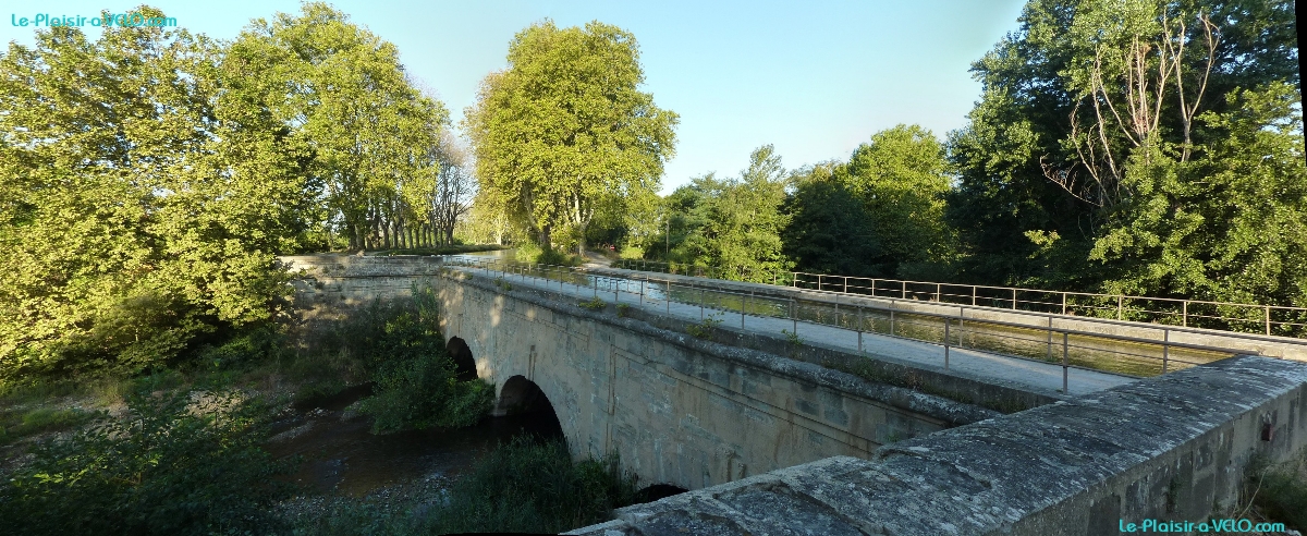 Canal du Midi - Pont-canal sur l'Orbiel Ã  TrÃ¨bes