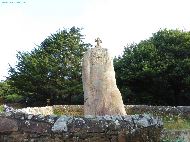 Pleumeur-Bodou - Menhir de Saint-Uzec - <br /><html><a href='https://fr.wikipedia.org/wiki/Menhir_de_Saint-Uzec' target='_blank'>WikipÃ©dia </a> </html>