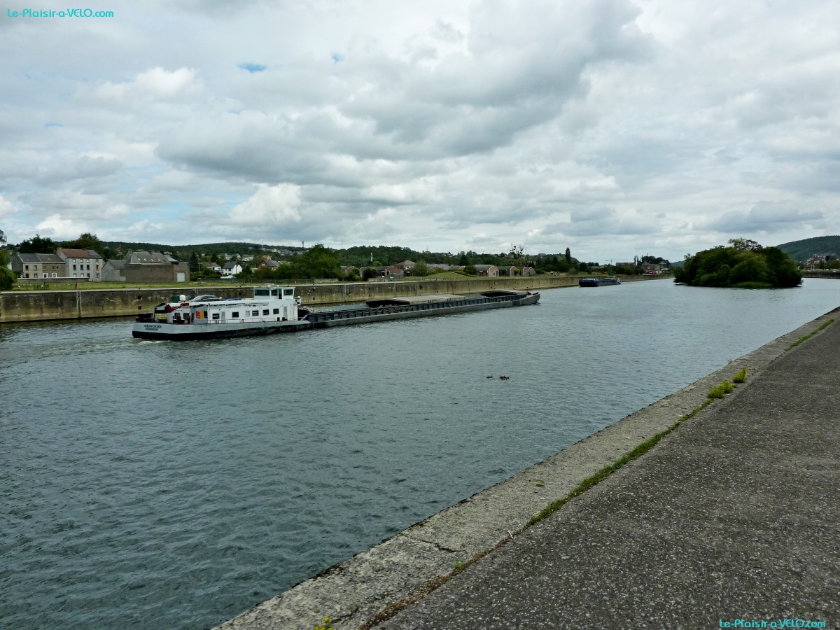 Andenne - La Meuse moche avec ses anciens quais en béton