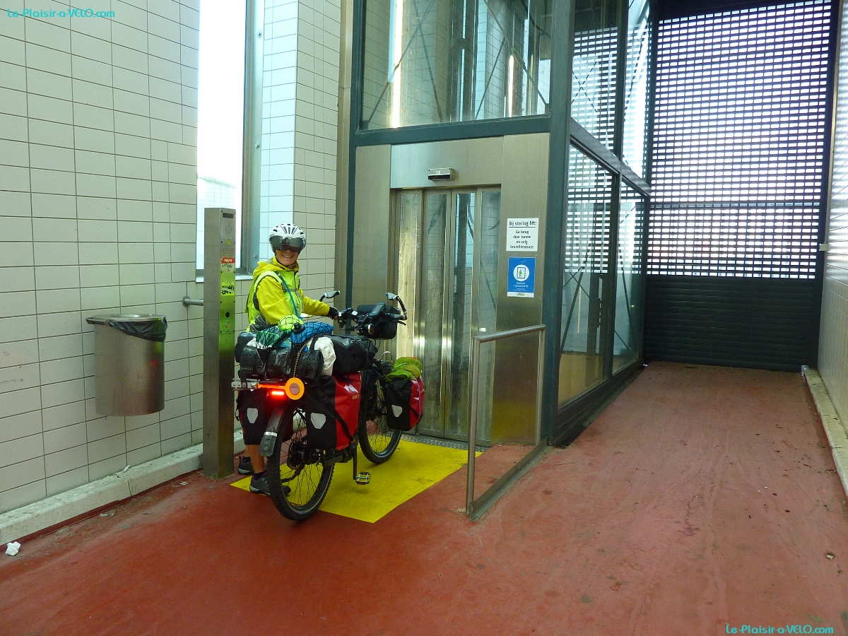 Rotterdam - Beneluxtunnel - ascenseur vélos