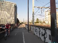 PARIS - Porte de Vanves - Les pistes cyclables sécurisées démarrent sitôt la sortie de la gare Montparnasse