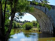 Parthenay - Porte Saint-Jacques vue sous le Pont Winston Churchill