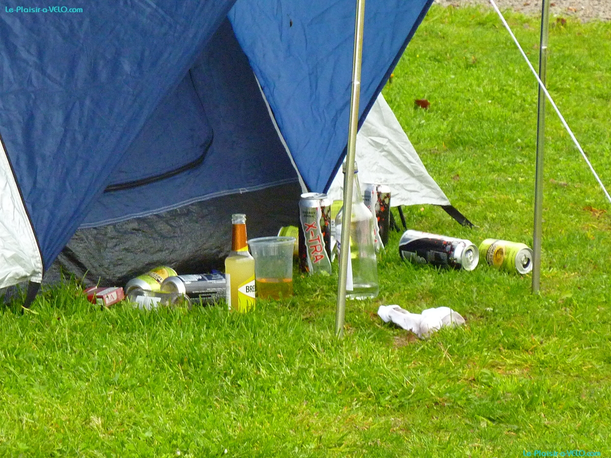 Aalborg - Camping - The neighboring tent. - Bilan de la soirÃ©e au camping de 2 filles (Review of the evening at the campsite of 2 girls)