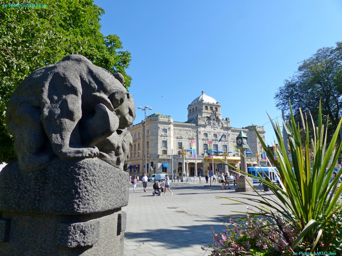 Stockholm - Berzilii park &mdash; ⑴ Lekande björnar &mdash; ⑵ Dramaten