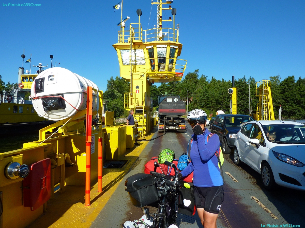 Archipel de Turku - Korpo (Retais) - Les camions de vidange ont partout la mÃªme odeurâ€¦ beurk ! — â‘´ Un petit coup de Ferry pour passer Ã  PÃ¤rnÃ¤s