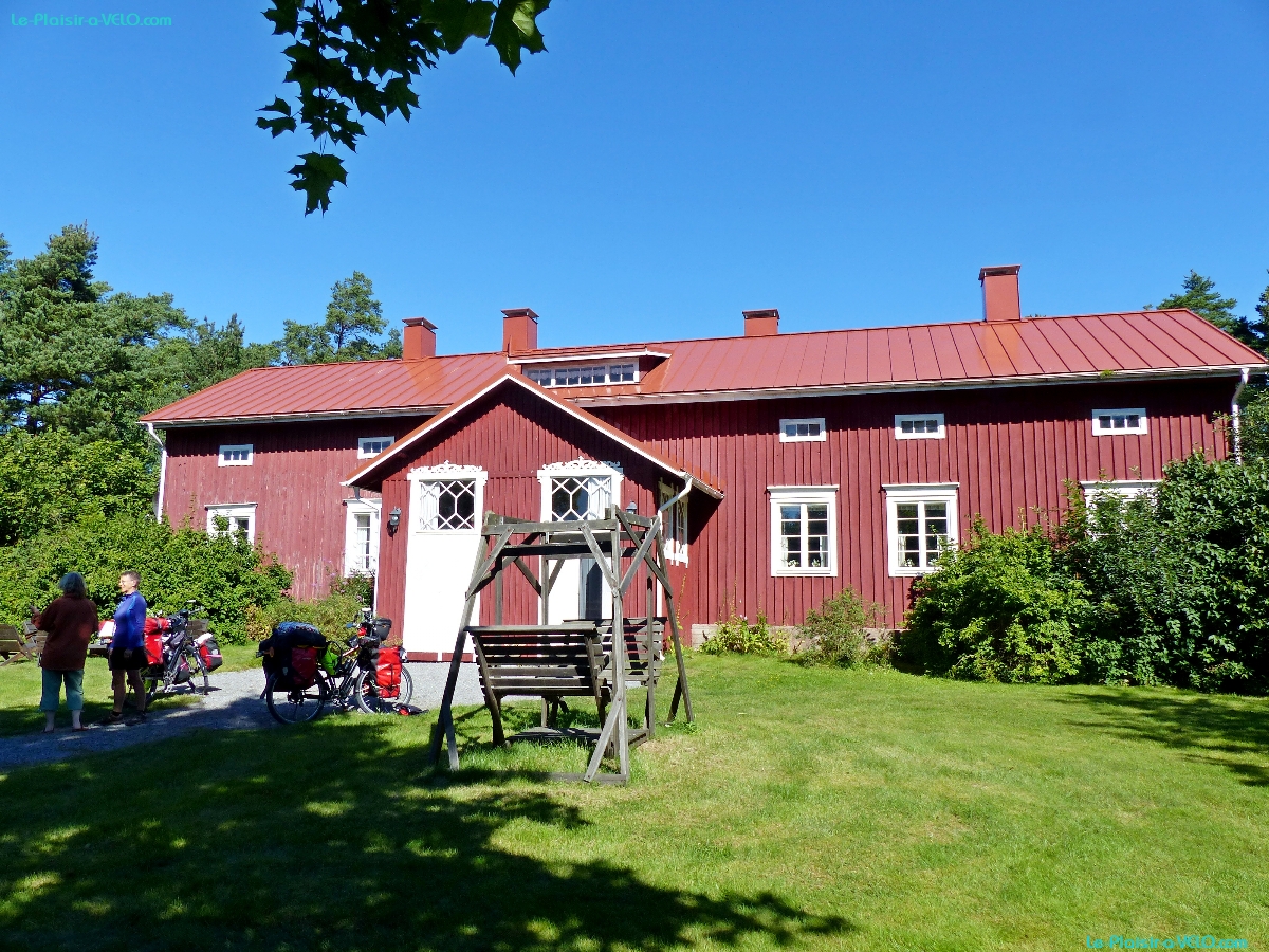 Archipel de Turku - GrÃ¤nnÃ¤s  - Homestead - Notre hÃ´tesse du camping nous fait visiter la maison de famille ancestrale