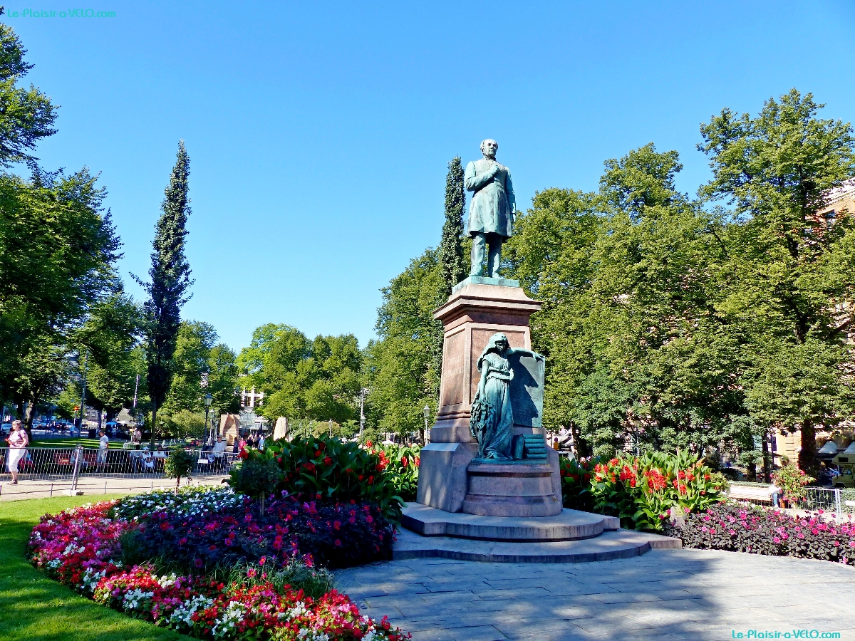 Helsinki - Esplanadi - Esplanadin puisto — â‘´ Johan Ludvig Runebergin muistomerkki