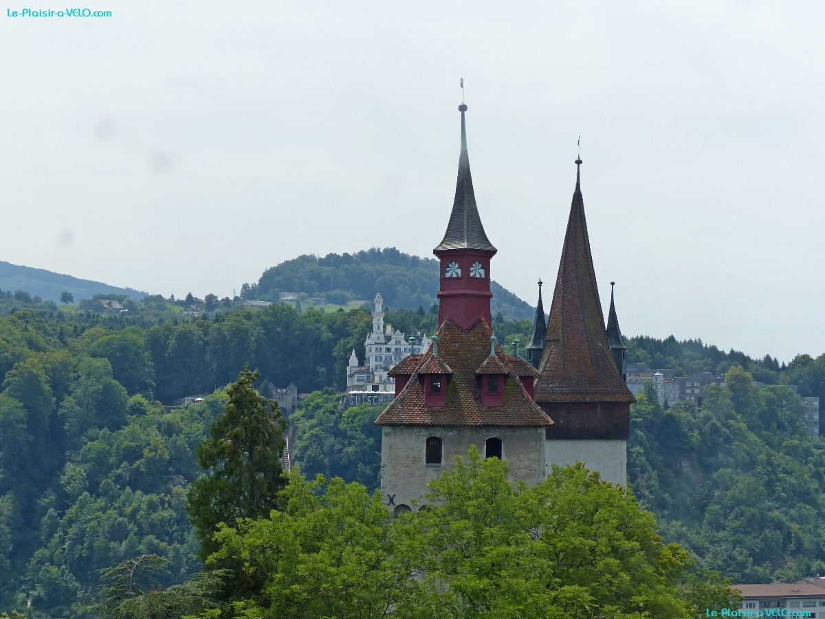 Luzern - Vue depuis la Zytturm — â‘´ Sonnenberg — â‘µ Wachtturm — â‘¶ Luegislandturm — â‘· ChÃ¢teau GÃ¼tsch